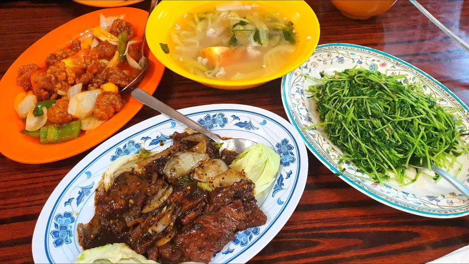 Rice Dinner @ Wing Seong Fatty's 😋 
garlic dou miao veggie 😋 😍 
black pepper beef 
sweet & sour pork
salted veggie soup|🌷lynnlicious🌷さん