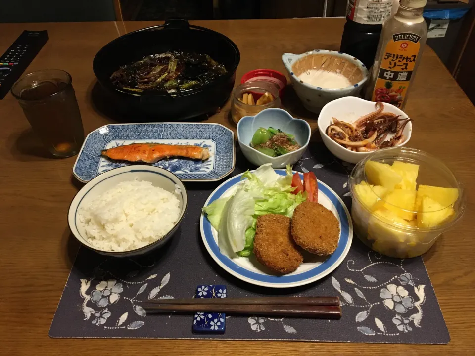 ご飯、すき煮、熟成天然甘口紅鮭の切り身の網焼き、コロッケ、トマト、レタス、釜茹でイカのガリバタ醤油ソテー、小松菜のお浸し、沢庵、六条麦茶、パインブロック(夕飯)|enarinさん