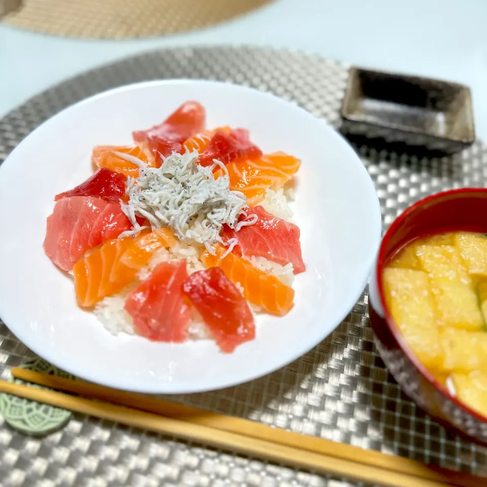 Snapdishの料理写真:サーモンとマグロの海鮮丼|Mokamiさん