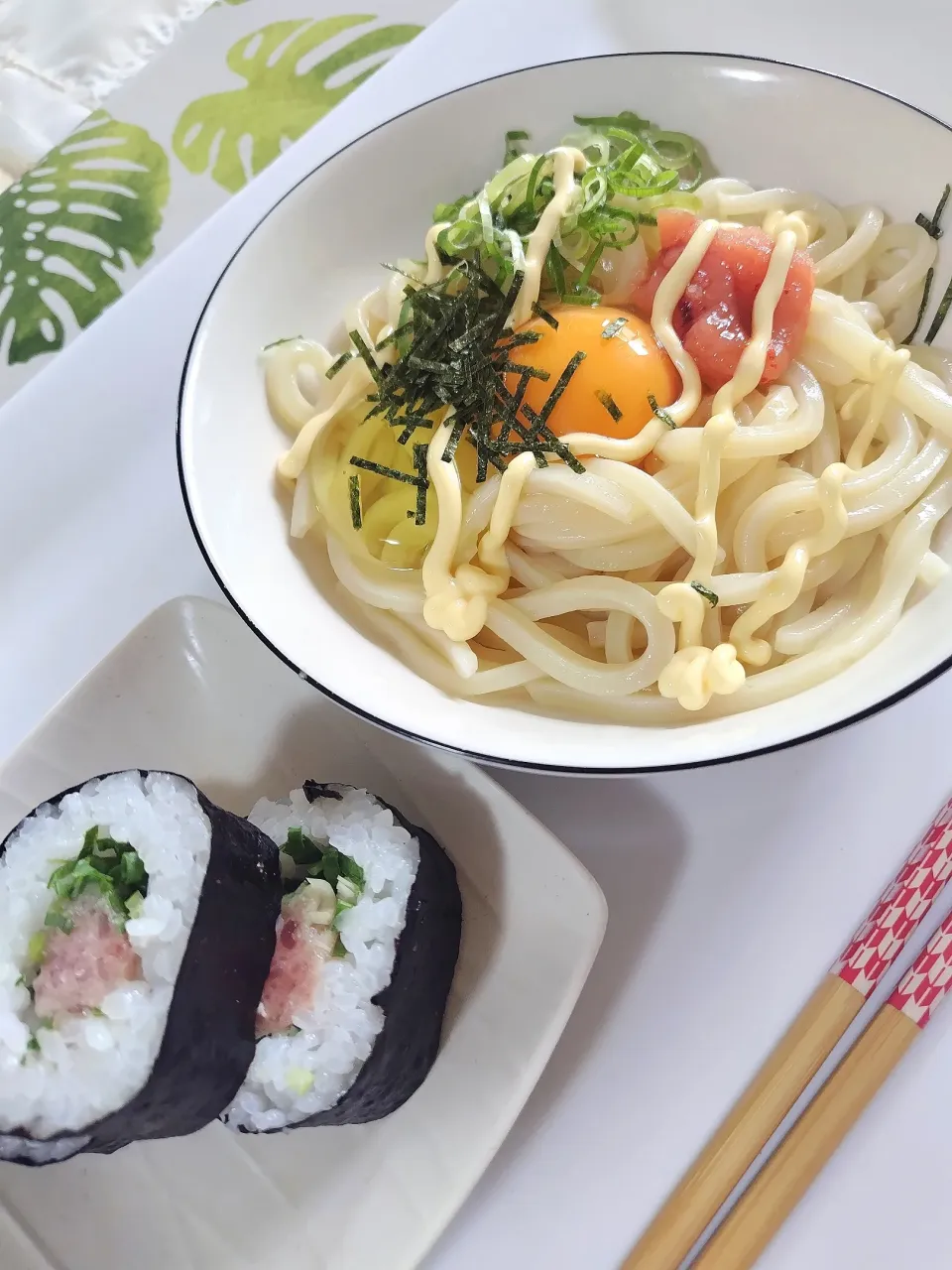 Snapdishの料理写真:明太釜玉うどん、ねぎトロ巻きも一緒に🍀|rikako♪。.:＊さん