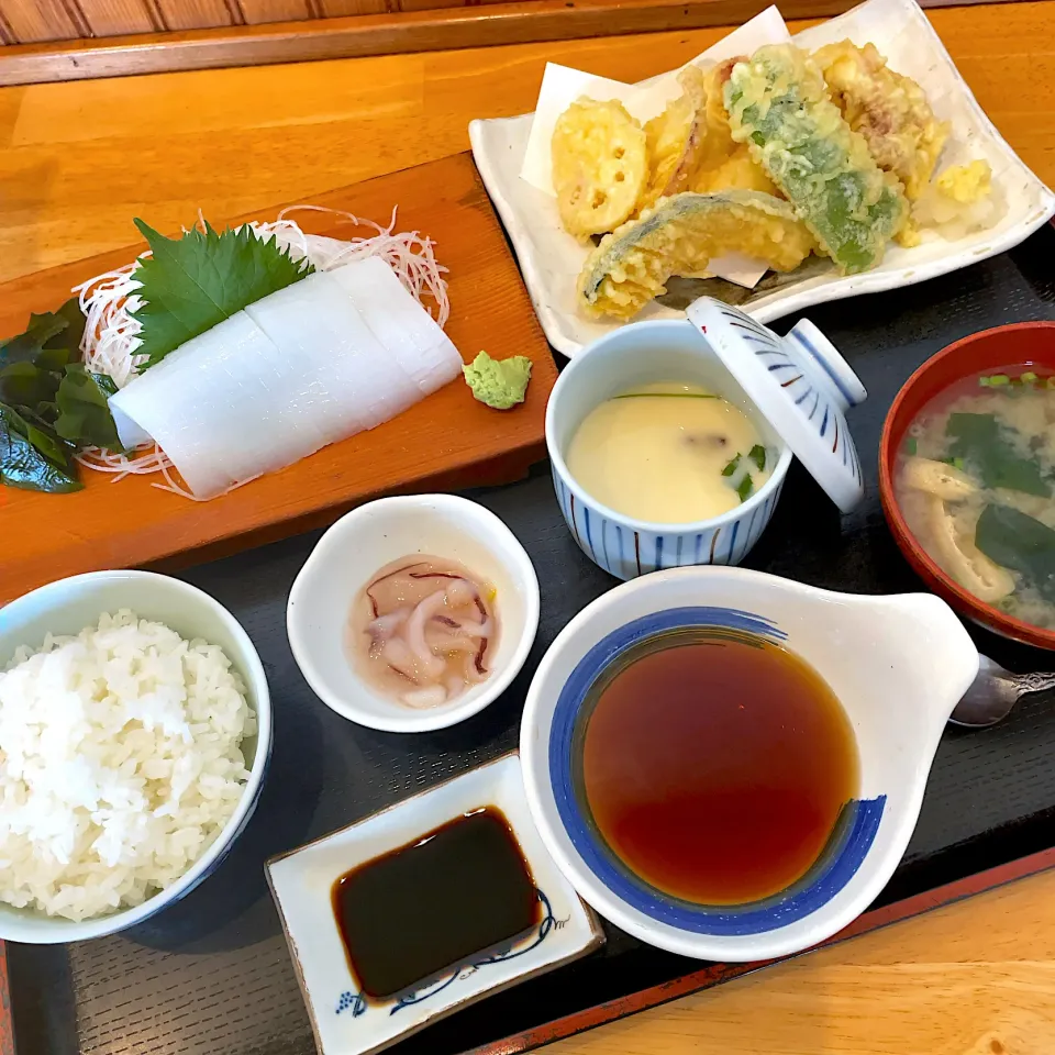 Snapdishの料理写真:イカの刺身定食|T. Wonderさん