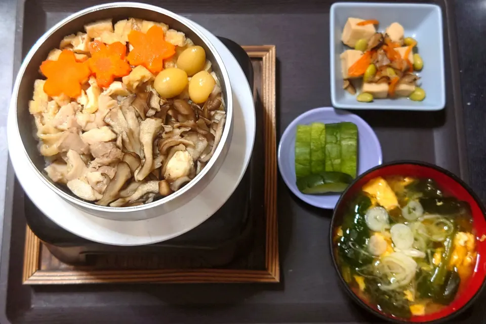 今日の昼ごはん（五目釜飯（具材は鶏もも肉・舞茸・人参・銀杏・油揚げ）、高野豆腐、はぐらうりの漬物、ほうれん草と卵のみそ汁）|Mars＠釜飯作り研究中さん