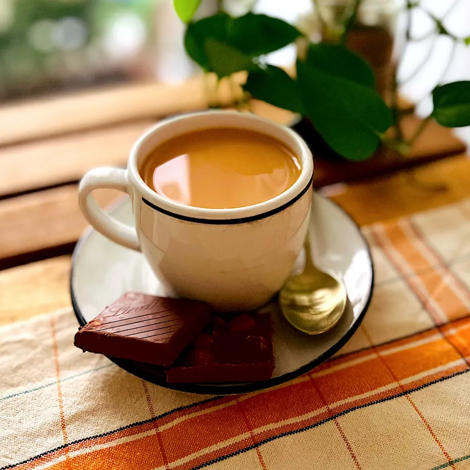 港式奶茶配瑞士蓮原粒榛子朱古力|Zhen Zhenさん