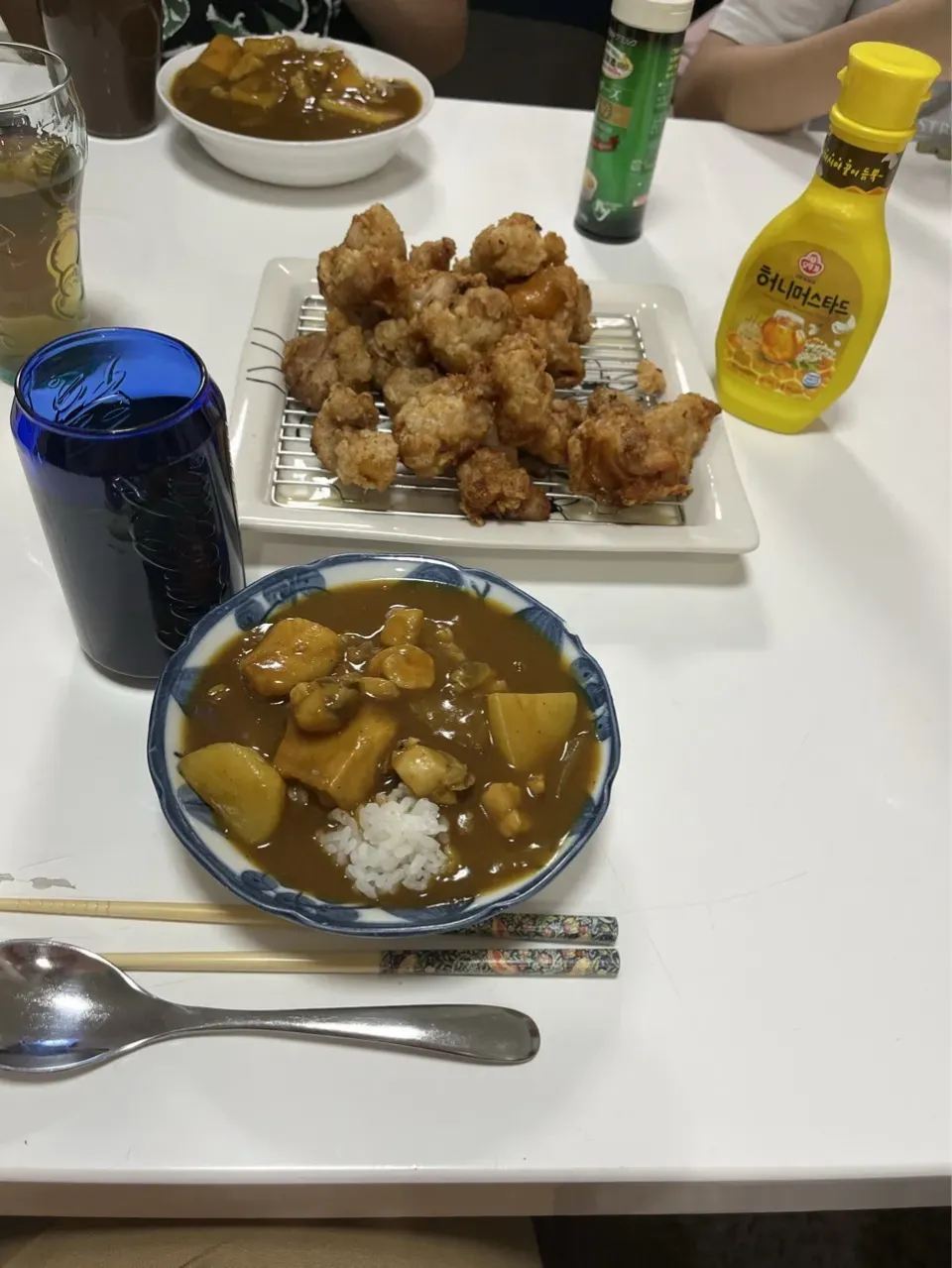 晩御飯。パパと娘のリクエストご飯☆シーフードカレー（シーフードミックス・パンガシウス ・じゃが芋・玉葱）☆塩唐揚げ|Saharaさん