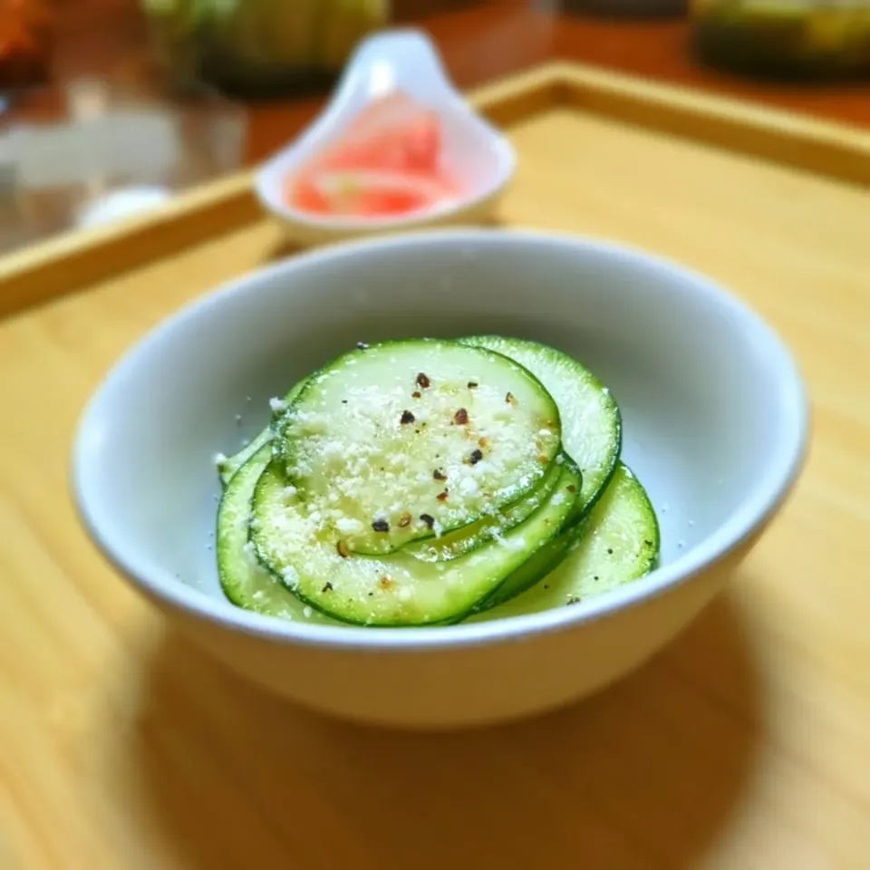 Snapdishの料理写真:ありがとうございます
ぎんさんの料理　ズッキーニサラダ

無限に食べれちゃう☺
簡単でおいしい夏のサラダ✨

エクストラヴァージンオリーブオイルとレモンペッパー、イタリアの粉チーズでおめかししました💫|森のごはん屋さんさん