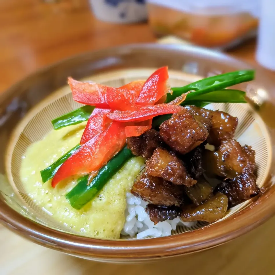 Snapdishの料理写真:とろろがけ魯肉飯🇹🇼ルーローハン

台湾の代表的な家庭料理☺

脂質制限があっても安心して食べられるよう、豚肉は焼いてから茹でこぼししています✨

トロトロになるまで煮詰めた甘辛味の豚肉は八角などのエスニックなスパイスが香り、食欲を刺激してくれます✨

消化促進作用がある山芋と合わせて召し上がれ🌳|森のごはん屋さんさん