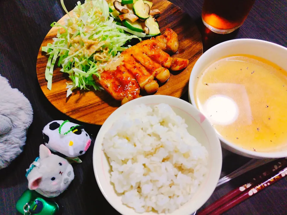 Snapdishの料理写真:押し麦ご飯、玉ねぎとハムのコンソメスープ、ハニーマスタードポーク、きのことズッキーニのソテー、千切りキャベツ|サトリさん