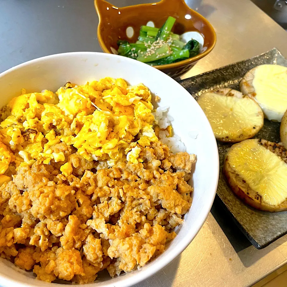 鶏そぼろ丼と大根のチーズステーキ、小松菜の麺つゆ浸し|Chisaさん