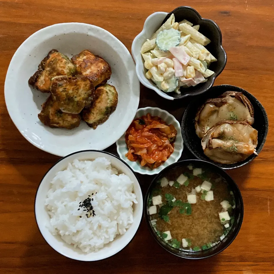 Snapdishの料理写真:主食　白ごはん
主菜　ささみの磯辺焼き
副菜　しいたけのチーズ焼き🅿️
副菜　マカロニサラダ🅿️
汁物　豆腐レトルト味噌汁
小鉢　キムチ|...さん