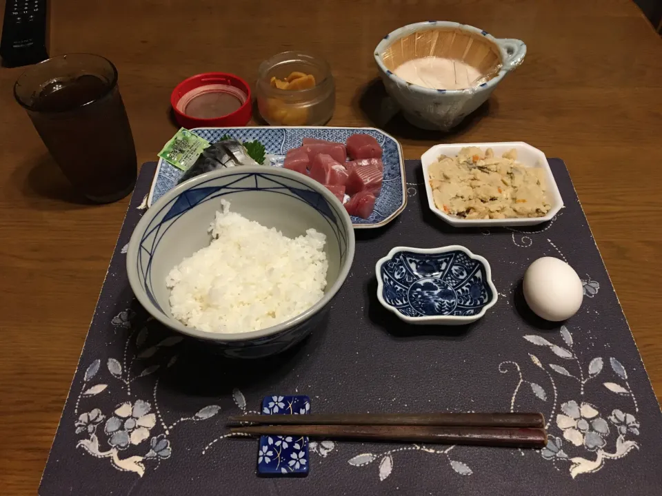 まぐとろ卵飯、きはだまぐろのぶつ切り、〆さばお造り、卯の花の煮物のお惣菜、たまり漬け風沢庵、六条麦茶(夕飯)|enarinさん