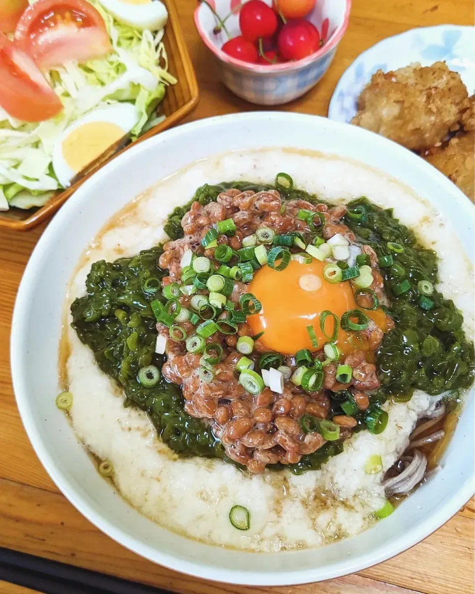 Snapdishの料理写真:お昼ごはん🥢めかぶ納豆とろろ蕎麦|まゆめろさん