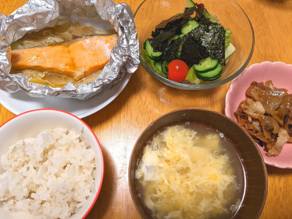 鮭のホイル焼き、チョレギサラダ、生姜焼き、卵スープ|きなこもちさん