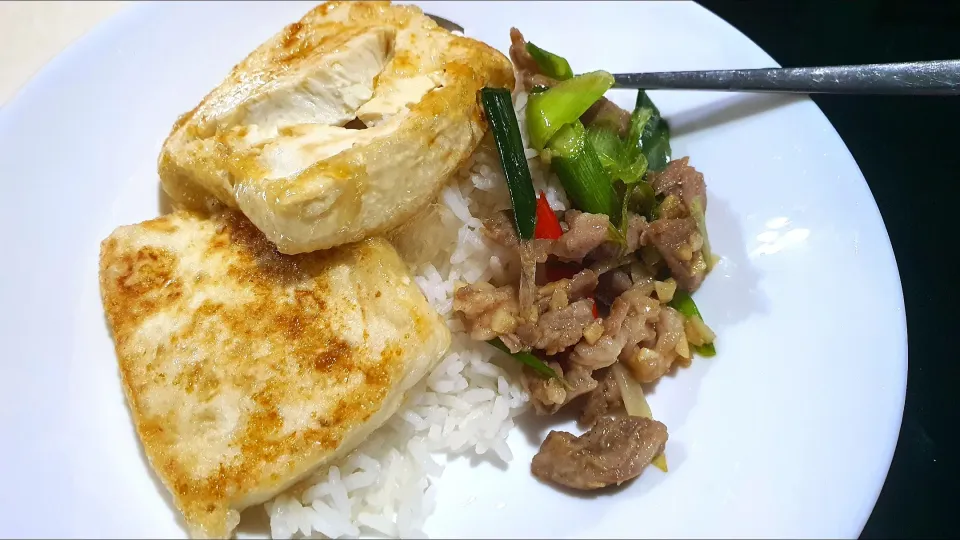 Dinner 💕 stir fry pork green onions garlic chilli and pan fry tofu with light sauce 😋|🌷lynnlicious🌷さん