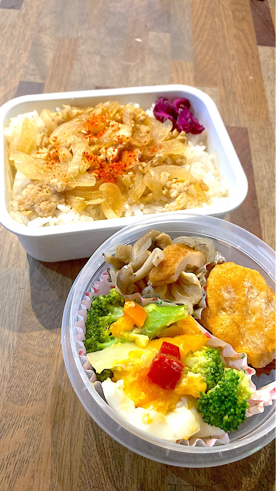 Snapdishの料理写真:鶏挽き肉と新たまのっけ丼、ブロッコリーとたまごの塩麹サラダ、煮物、冷凍唐揚げ|さにー☆ミさん