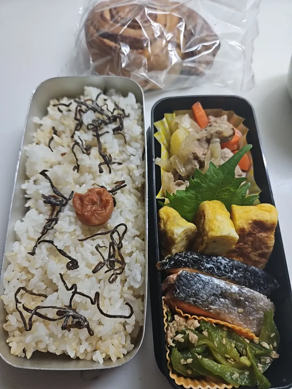 ☆高１弁当☆玄米入りごはん、塩昆布、梅、肉じゃが、シラス卵焼き、鮭、無限ピーマン、チョコパン|ｼｮｺﾗさん