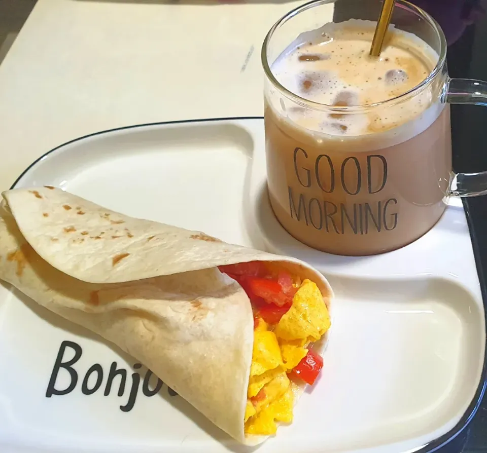 Scrambled eggs tomatoes 🍅 mozarella 🧀 
wrap with bianco piccolo iced latté 🥰🤤|🌷lynnlicious🌷さん