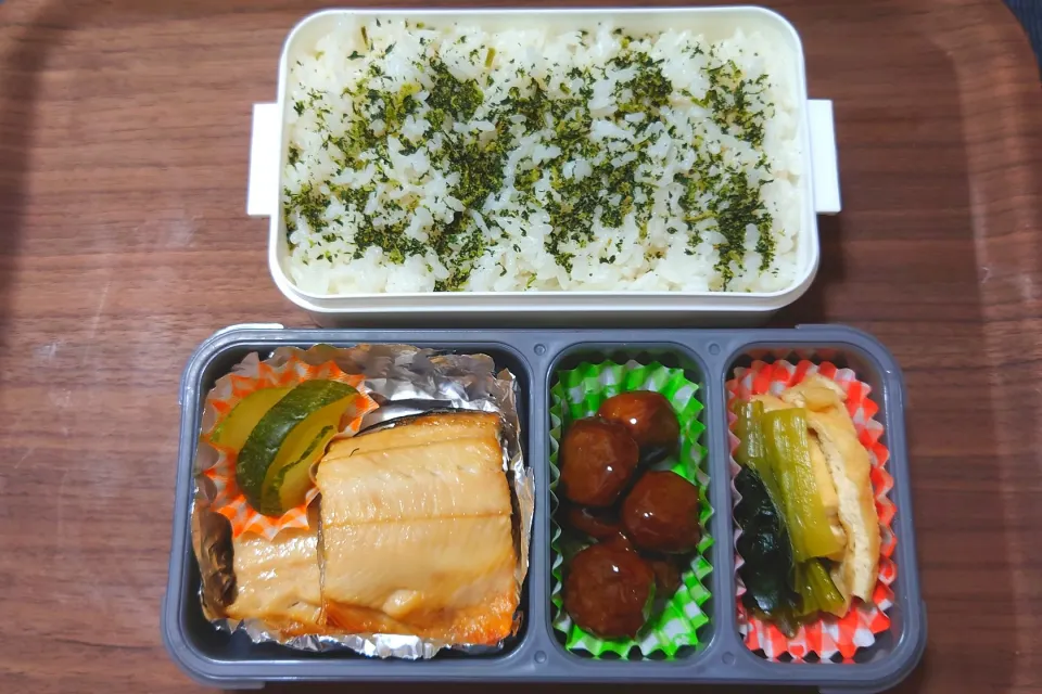 今日の手作り弁当は、ホッケの開き弁当。

献立は、
・ごはん（ふりかけは三島食品のしげき）
・ホッケの開き、はぐらうりの漬物
・ミートボール
・小松菜のおひたし|Mars＠釜飯作り研究中さん