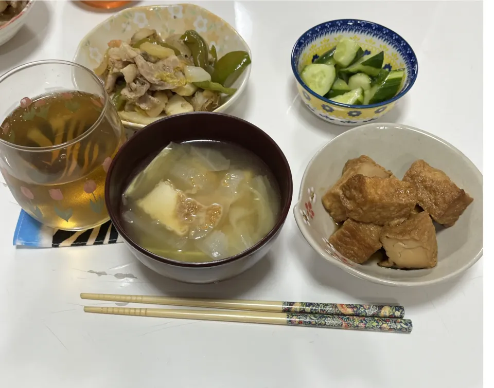 晩御飯☆中華炒め（豚こま・シーフードミックス・白菜・ピーマン・玉葱）☆胡瓜の浅漬け（生姜・酢・ぽん酢）☆厚揚げの甘辛煮☆みそ汁（キャベツ・厚揚げ・玉葱）みそ汁が、思ってたより薄くなってたから、つぶみそボトルで追いみそ。|Saharaさん