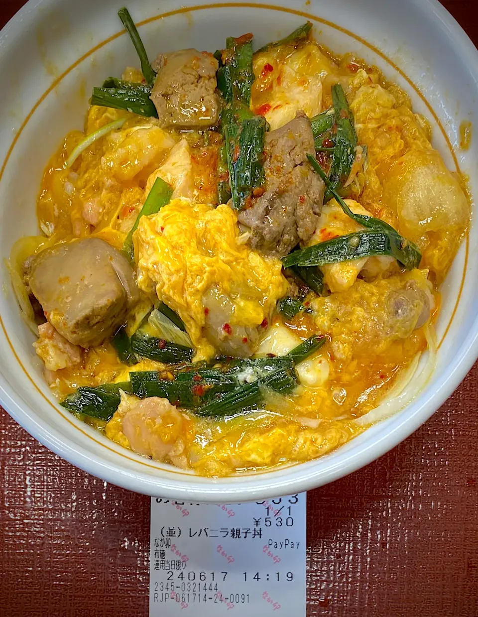 Snapdishの料理写真:レバニラ親子丼 530円|すくらんぶるえっぐさん