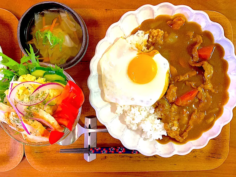 Snapdishの料理写真:目玉焼き乗せカレーライスとサラダの献立🍛|すずさん