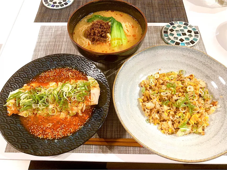 中華定食（担々麺、棒棒鶏、炒飯）|くろエモンさん