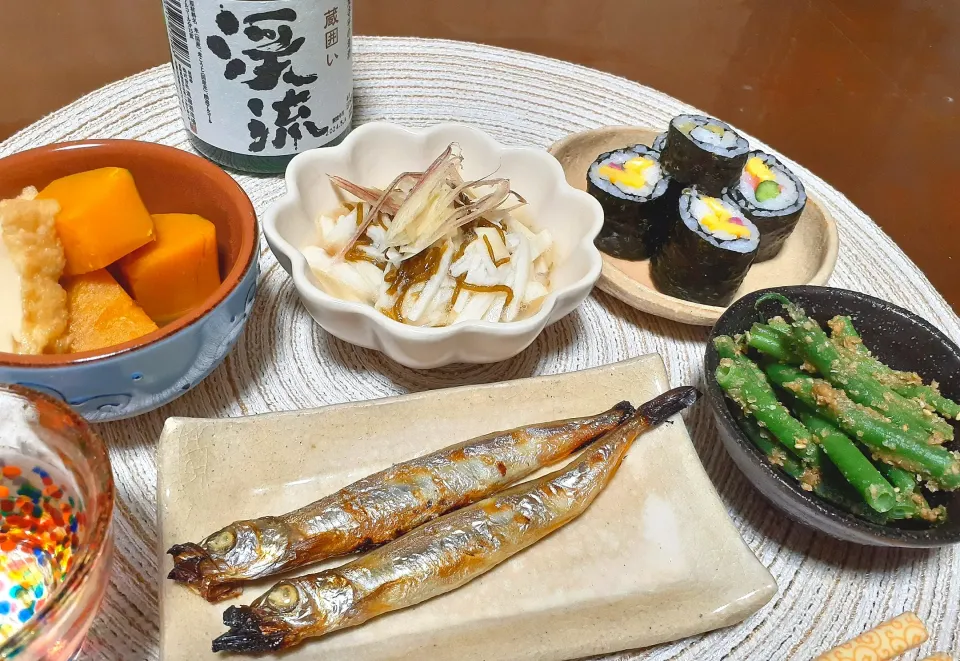 おつまみセット～🍶
🔸カボチャと厚揚げ煮物
🔸長芋もずく酢
🔸ししゃも
🔸いんげん豆ごま和え
🔸細巻き（母親作）|びせんさん