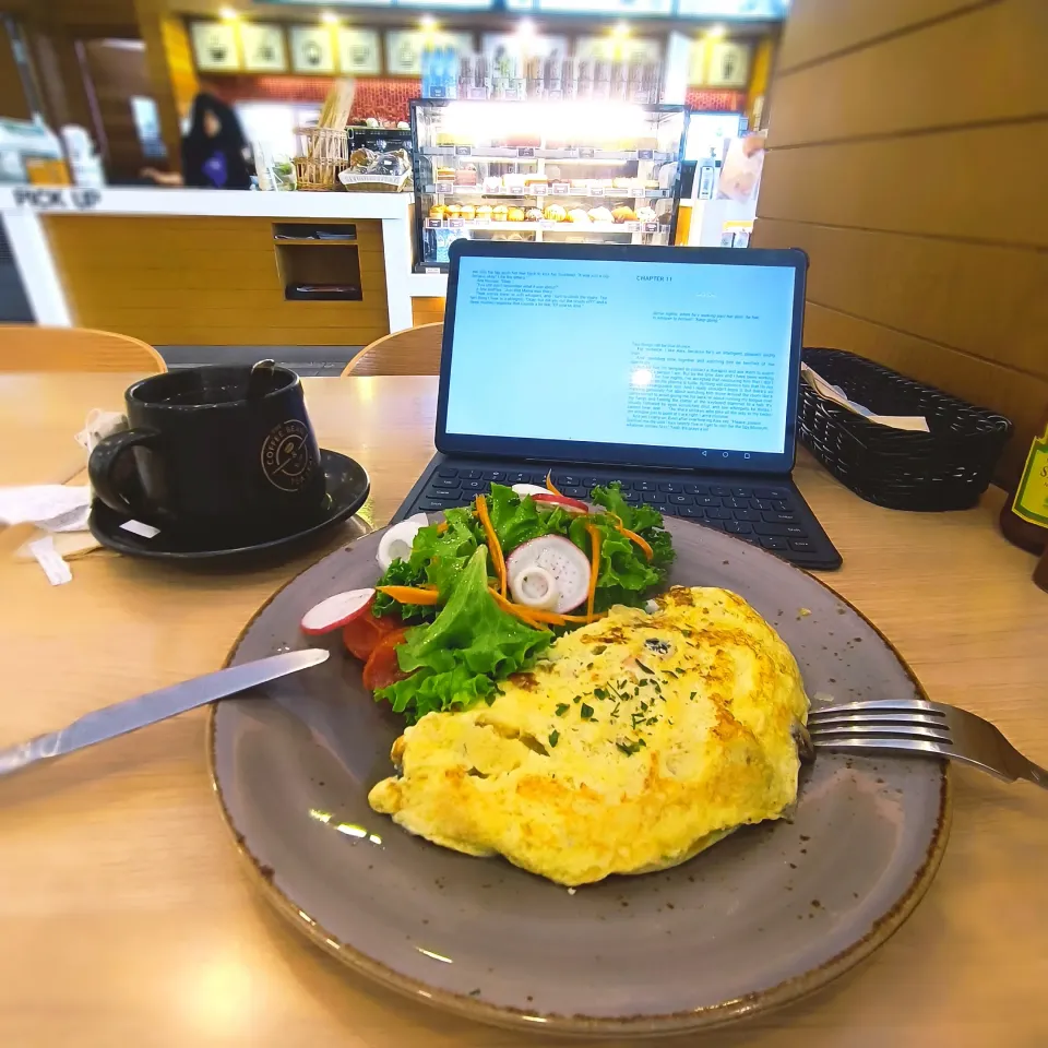 Egg omelette with side salad and Black tea.|Nura Hazさん