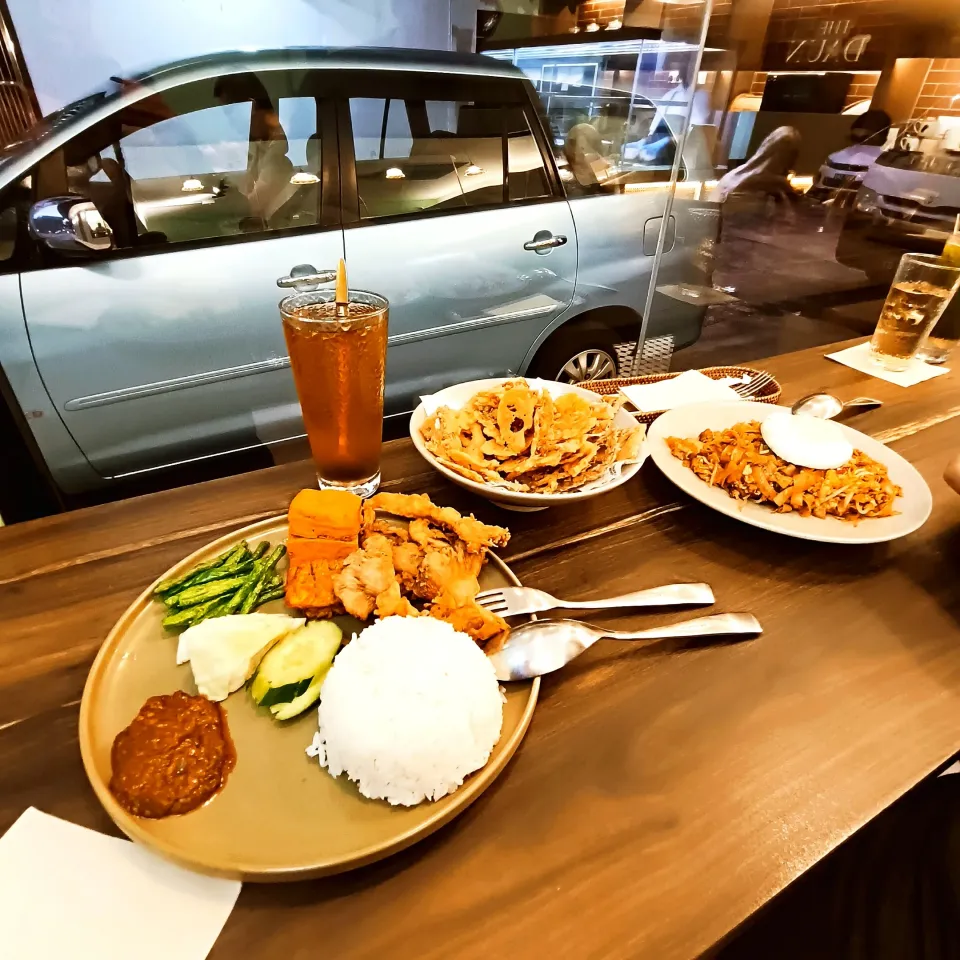 Shroom Penyet, Daun Kueh Tew and Lotus Root fries|Nura Hazさん