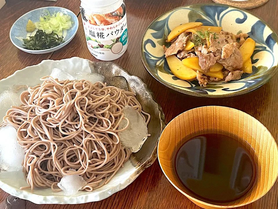 ランチ♯蕎麦♯じゃがいもと豚こま甘辛炒め♯塩糀パウダー|小松菜さん