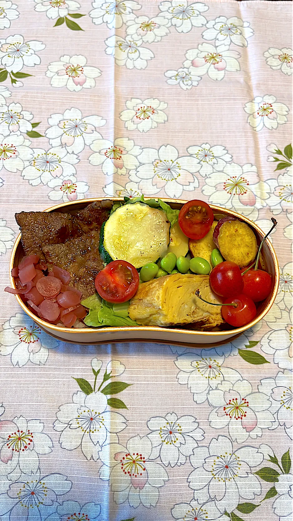 Snapdishの料理写真:焼肉とズッキーニのチーズ焼き弁当|にこりこぷりんさん