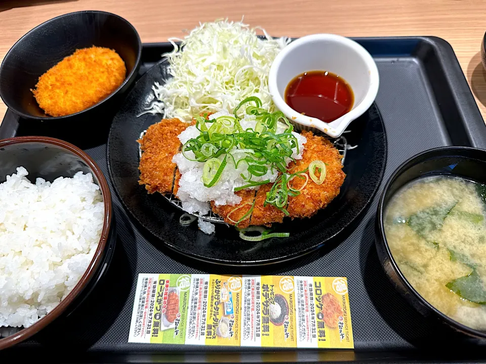 Snapdishの料理写真:鬼おろしぽん酢かつ定食ごはん並にサービス券でコロッケ|マハロ菊池さん