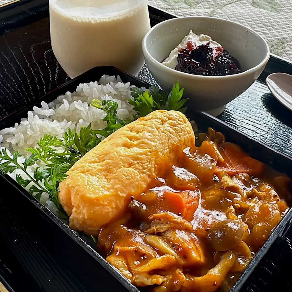 オムカレー弁当|くまちゃんさん