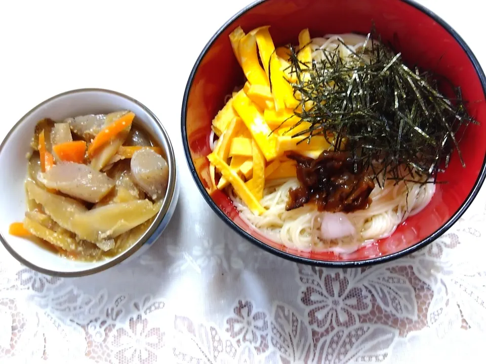 Snapdishの料理写真:昼はそうめんでした!煮物は人参ごぼう蒟蒻|m.rafuさん