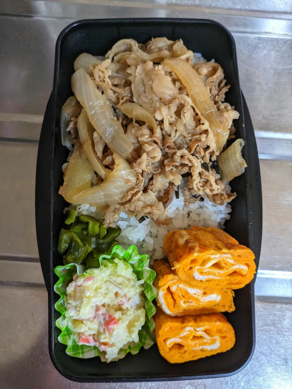 旦那弁当　2024/6/17

牛丼
玉子焼き
ポテトサラダ|ユキヨメ♪さん