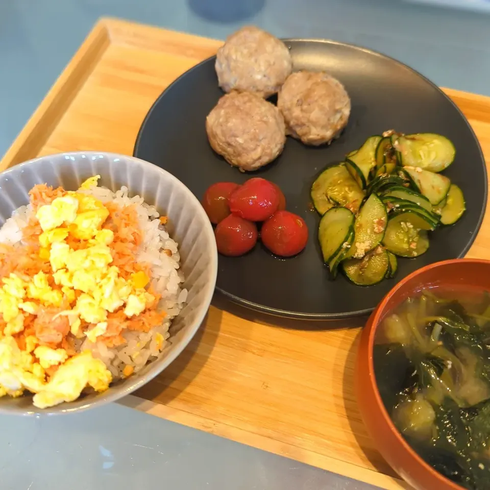 手作り鮭フレークごはん炒り卵のせ
みつばとなすと油揚げのお味噌汁
玉ねぎ麹入りハンバーグ
きゅうりの醤油麹かつおぶし和え
ミニトマトのピクルス|asryh♡さん