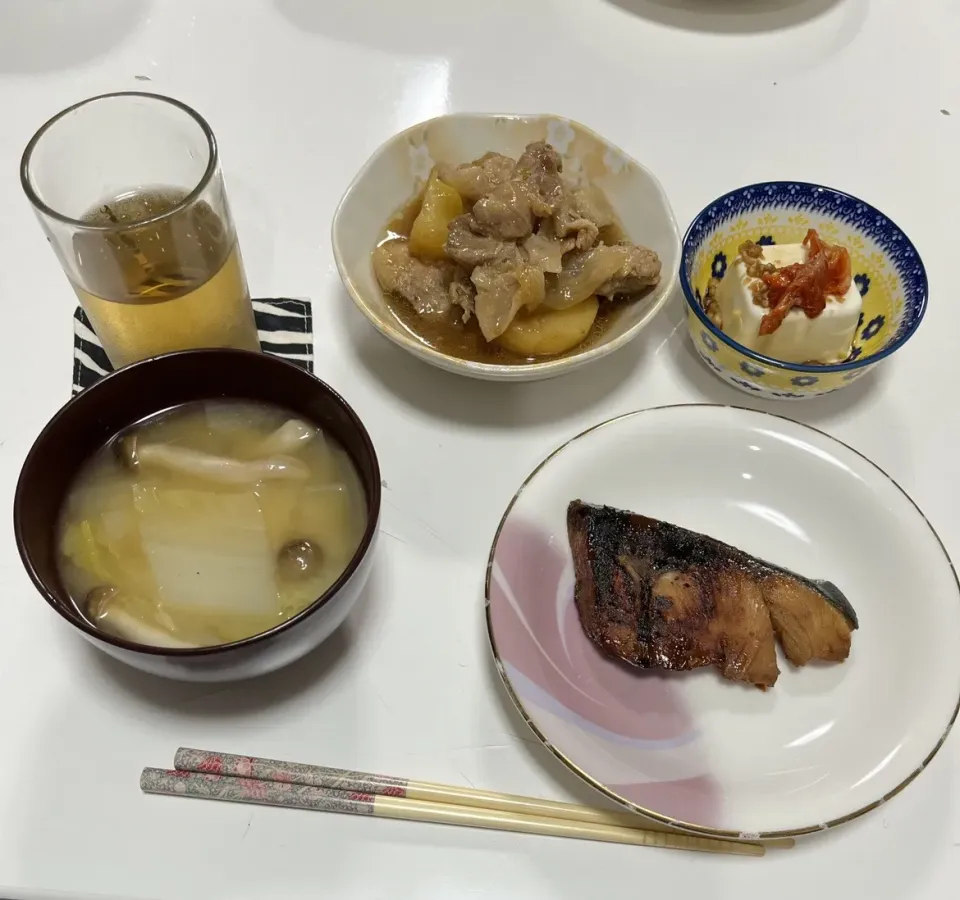 晩御飯☆肉じゃが☆キムチ奴（天かす・キムチ）☆ぶり照り☆みそ汁（白菜・玉葱・しめじ）|Saharaさん