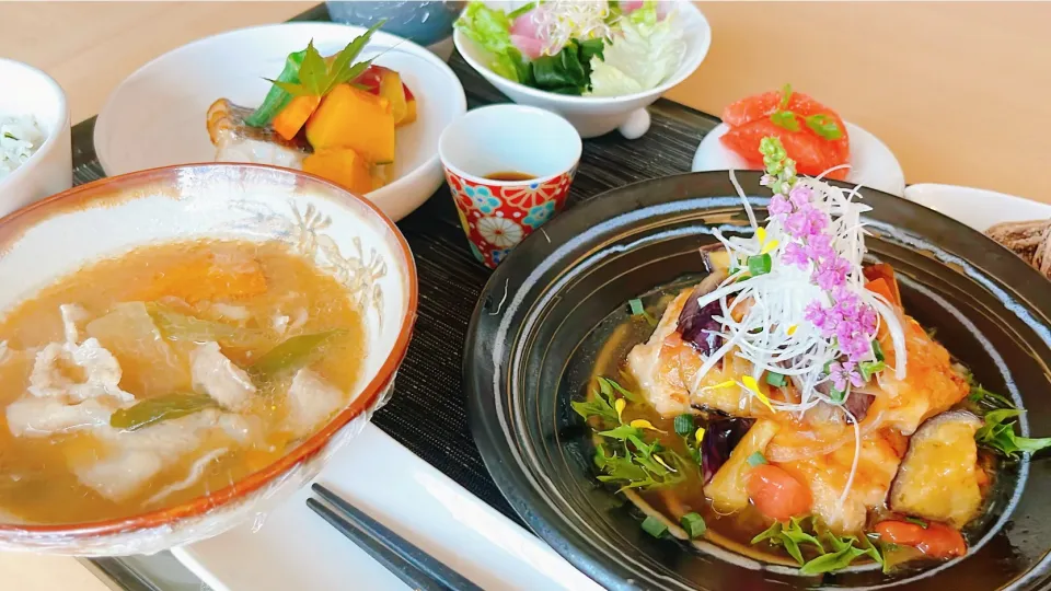 鶏胸肉ポワレ　茄子と椎茸のみぞれ甘酢あん　　　　　マダカのみりん焼き　　　　　　　　　　　　　　　豚汁　　　　　　　　　　　　　　　　　　　　　　　菜飯　　　　　　　　　　　　　　　　　　　　　　一口チョコチュロス|トモロヲさん