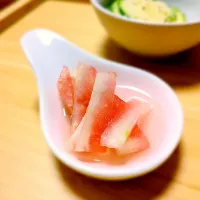 スイカの即席ピクルス🍉

フードロス削減✨

捨ててしまうスイカのヘタも甘酢でつければ立派な箸休めのピクルスに☺

さっぱり、ほのかなスイカの香りがしてウリ科ならではのポリポリ感じがたまりません💫

カリウムが豊富で利尿作用があるスイカ🍉

むくみがちな梅雨時やダイエット中に積極的に取り入れたいフルーツです✨