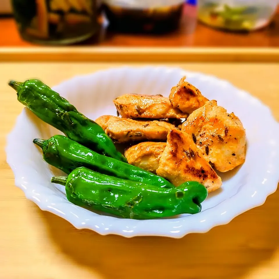 鶏むね肉のエスニック焼き

ダイエットの味方😄
高タンパク低脂肪✨

ワンパターンになりがちな鶏むね肉ををカレー屋さんもびっくりのエスニックな味に☺

パプリカパウダーとフェンネルシードで漬け込み、あっさりしたタンドリーチキンのようなお味です。

お弁当やお酒のおつまみにも◎|森のごはん屋さんさん