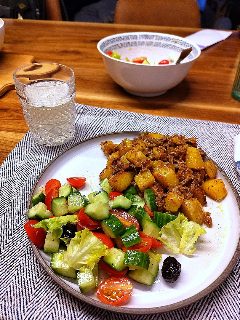 Potatoes with ground meat and salad|Vera Andrianova Forwerkさん