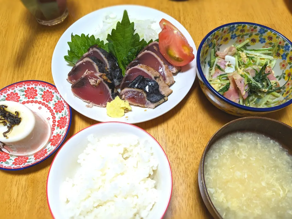 Snapdishの料理写真:かつおのたたき、水菜とベーコンの卵とじ、かきたま汁、冷や奴|きなこもちさん