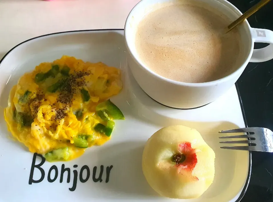 Green pepper mozarella cheese scrambled eggs
donut 🍑 + piccolo latté 😋🥰🤤 
Good morning ❣️|🌷lynnlicious🌷さん