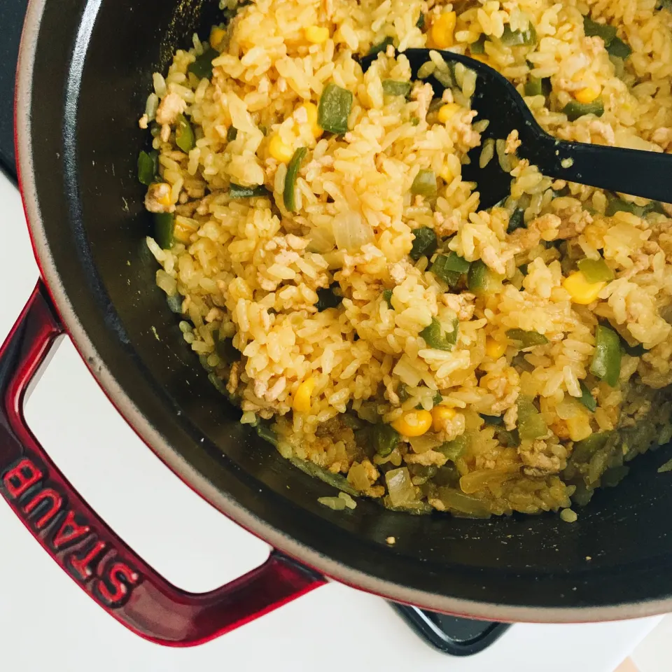 Snapdishの料理写真:STAUBで、ココナッツかほる炊き込みカレーピラフ👳🏽🫕♨️🍛🥥🌺|leeさん