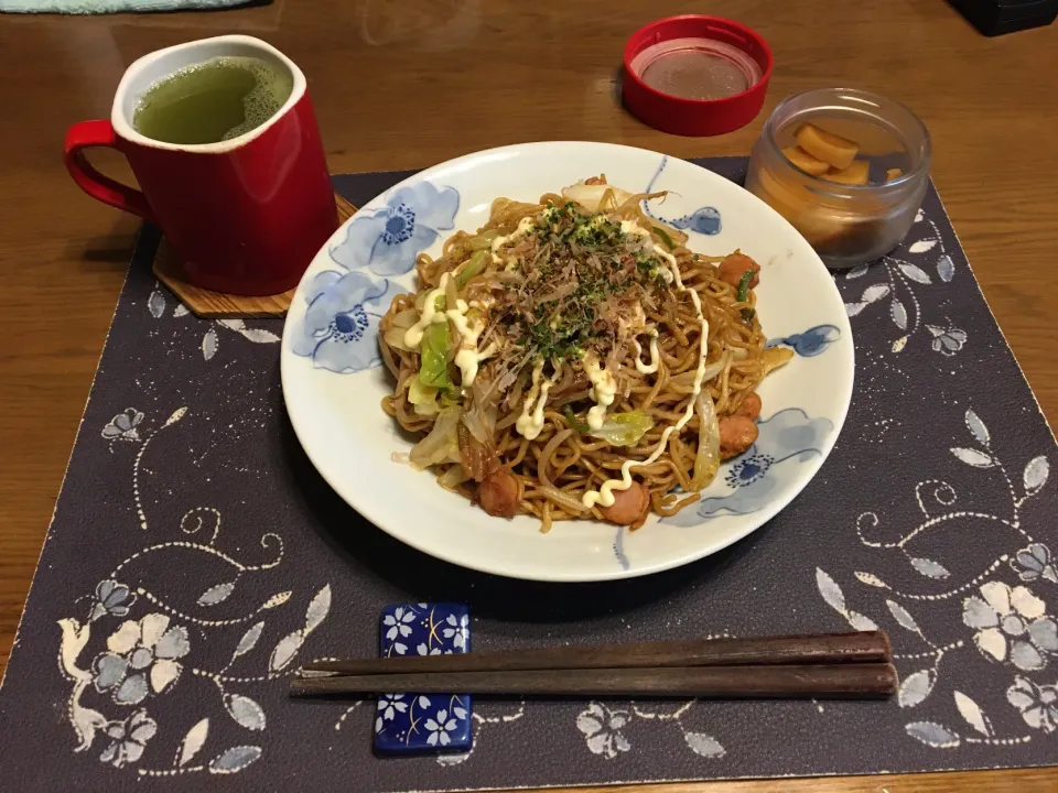 大盛りソース焼きそば、たまり漬け風沢庵、熱い日本茶、六条麦茶、烏龍茶(昼飯)|enarinさん