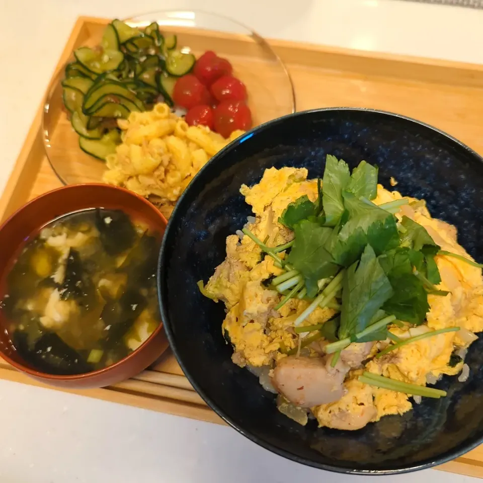 親子丼
わかめと豆腐のお味噌汁
マカロニサラダ　カレー風味
きゅうりとかつお節の醤油麹和え
ミニトマトのピクルス|asryh♡さん