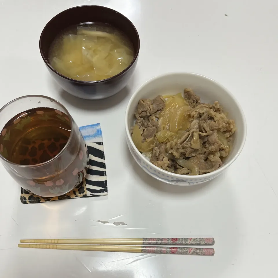 晩御飯☆牛丼☆みそ汁（キャベツ・しめじ）|Saharaさん