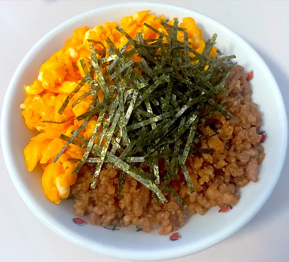 鶏そぼろと卵の2色丼🍚|jiruさん