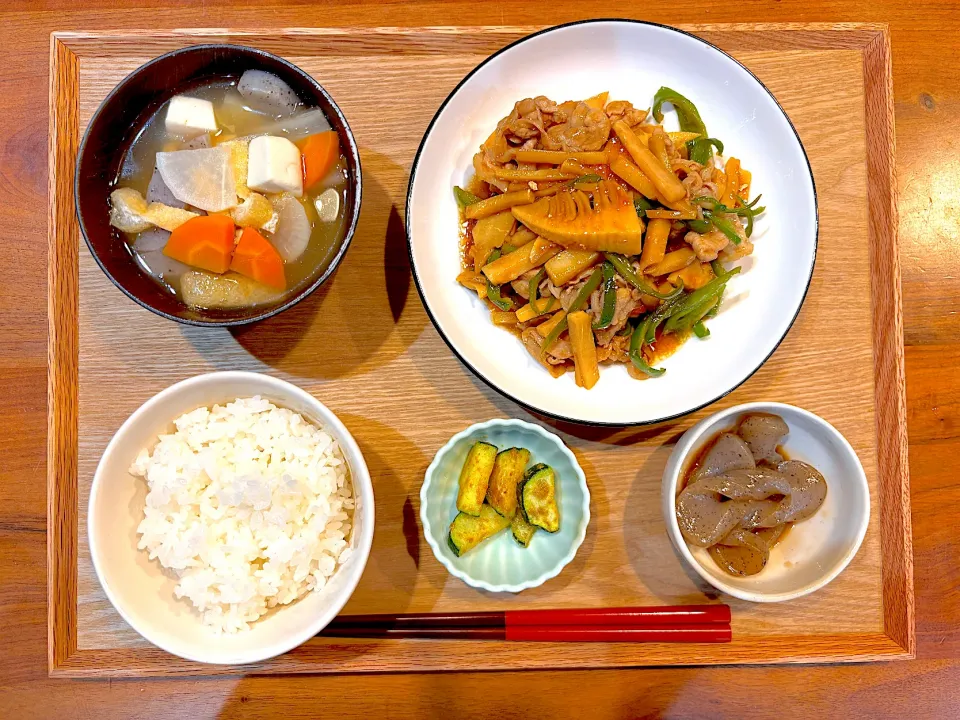 Snapdishの料理写真:今日の夜ご飯(チンジャオロース、ズッキーニのカレーマヨ炒め、こんにゃくの煮物、けんちん汁)|cocomikaさん