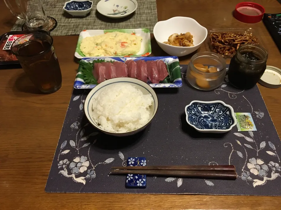 ご飯、生めばちまぐろお造り、帆立バター、ごぼうの唐揚げ、ポテトサラダ、岩海苔、沢庵、六条麦茶(夕飯)|enarinさん