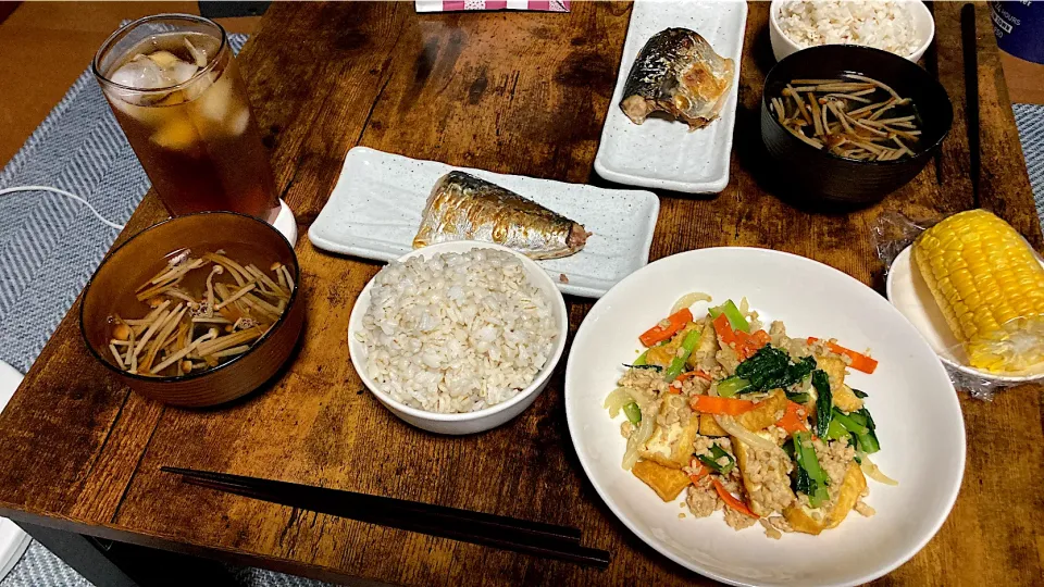 鯖の塩焼きと厚揚げの炒め物とブラウンえのきの吸い物とトウモロコシ|しあぺんさん